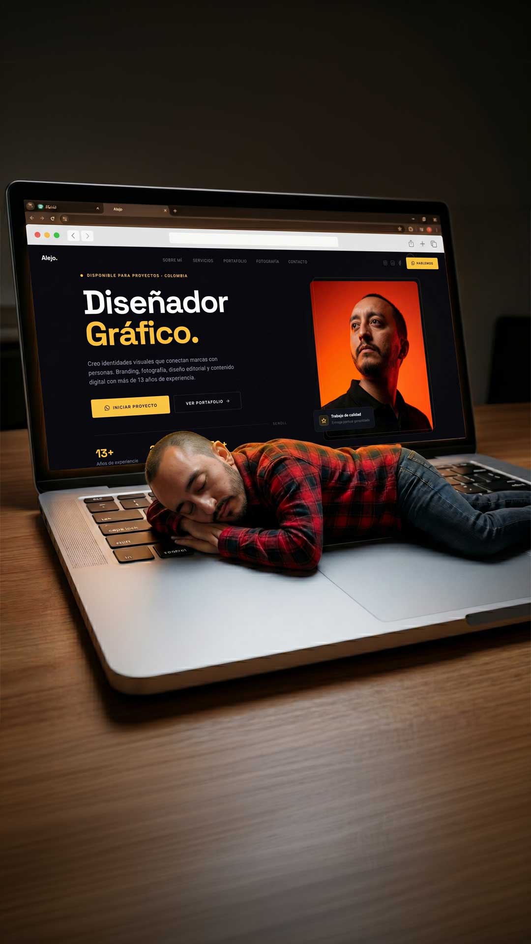 Alejandro León trabajando